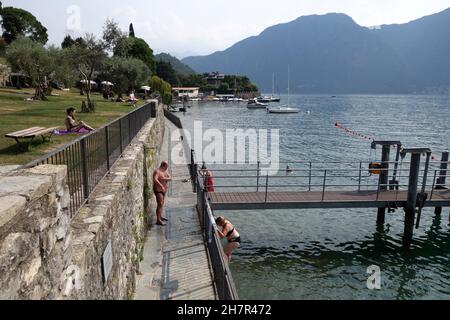 Parc public surplombant le lac de Côme, en Italie Banque D'Images