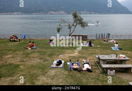 Parc public surplombant le lac de Côme, en Italie Banque D'Images