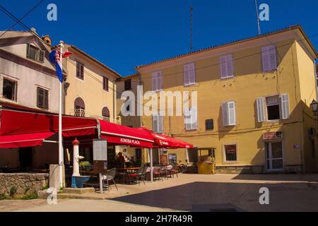 Vrbnsk, Croatie - 3 septembre 2021.Vers la fin de l'été, sur la petite place centrale du village perché de Vrbnsk, sur l'île de Krk, dans le comté de Primorje-Gorski Kotar Banque D'Images