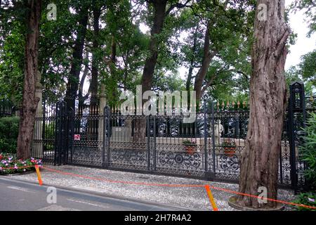 Les portes d'entrée de la villa Oleandra de George Clooney à Laglio sur le lac de Côme, Italie, province de Côme Banque D'Images