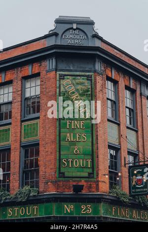 Londres, Royaume-Uni - 23 octobre 2021 : panneau à l'extérieur du pub Exmouth Arms sur Exmouth Market, une rue semi-piétonne à Clerkenwell, Islington, Banque D'Images