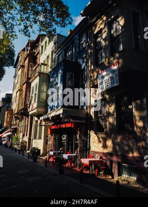 Balat est un quartier terre à terre, avec ses rues pavées étroites et ses maisons colorées, où des cafés branchés et des galeries de pointe se trouvent à côté des épiciers du quartier de la vieille école.Des bâtiments comme la basilique patriarchiale œcuménique grecque, les synagogues et les églises byzantines témoignent du passé cosmopolite de la région comme centre pour les communautés juives, grecques et arméniennes.Le musée Chora possède des mosaïques dorées et des fresques vibrantes.Istanbul, Turquie. Banque D'Images