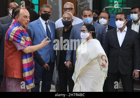 Mamata Banerjee, haute ministre du Congrès Trinamool (TMC) et chef du Bengale occidental, portant une saree blanche (R), pose une photo avec le chef du BJP et le membre de Rajya Sabha, Subramaniam Swamy (L), après leur rencontre à New Delhi.Bharatiya Janata Party (BJP) leader,Subramanian Swamy, qui a été abandonné du comité exécutif national du BJP le mois dernier, a fait l'éloge de la Mamata Banerjee à de nombreuses occasions dans le passé.Aujourd'hui, le dirigeant du BJP a rencontré le chef du Congrès Trinamool (TMC) et le ministre en chef du Bengale occidental, Mamata Banerjee, à New Delhi. Banque D'Images