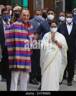 Mamata Banerjee, haute ministre du Congrès Trinamool (TMC) et chef du Bengale occidental, portant une saree blanche (R), pose une photo avec le chef du BJP et le membre de Rajya Sabha, Subramaniam Swamy (L), après leur rencontre à New Delhi.Bharatiya Janata Party (BJP) leader,Subramanian Swamy, qui a été abandonné du comité exécutif national du BJP le mois dernier, a fait l'éloge de la Mamata Banerjee à de nombreuses occasions dans le passé.Aujourd'hui, le dirigeant du BJP a rencontré le chef du Congrès Trinamool (TMC) et le ministre en chef du Bengale occidental, Mamata Banerjee, à New Delhi. Banque D'Images