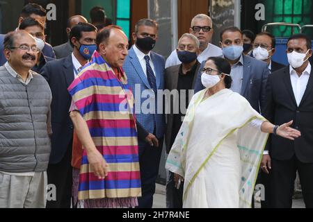 Mamata Banerjee, haute ministre du Congrès Trinamool (TMC) et chef du Bengale occidental, portant une saree blanche (R), pose une photo avec le chef du BJP et le membre de Rajya Sabha, Subramaniam Swamy (L), après leur rencontre à New Delhi.Bharatiya Janata Party (BJP) leader,Subramanian Swamy, qui a été abandonné du comité exécutif national du BJP le mois dernier, a fait l'éloge de la Mamata Banerjee à de nombreuses occasions dans le passé.Aujourd'hui, le dirigeant du BJP a rencontré le chef du Congrès Trinamool (TMC) et le ministre en chef du Bengale occidental, Mamata Banerjee, à New Delhi.(Photo de Naveen Sharma/SOPA Images/Sipa USA) Banque D'Images