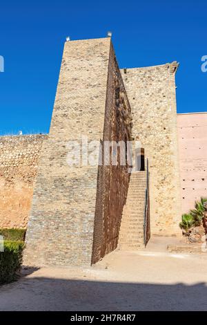 Niebla, Espagne - 18 novembre 2021 : escaliers pour monter jusqu'aux tours ou tourelles dans les murs défensifs du château de Niebla, à Huelva, Andalousie, Espagne Banque D'Images