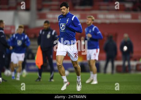 NOTTINGHAM, GBR.23 NOV Scott McKenna, de la forêt de Nottingham, se réchauffe avant le lancement du match de championnat Sky Bet entre la forêt de Nottingham et la ville de Luton au City Ground, à Nottingham, le mardi 23 novembre 2021.(Credit: Jon Hobley | MI News) Credit: MI News & Sport /Alay Live News Banque D'Images