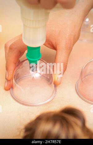 Femme recevant un traitement par immersion sous vide sur le dos couché sur la poitrine dans le salon de massage Banque D'Images