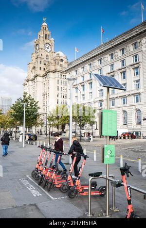 Trottinettes électriques,rose,rouge,propriété,de,la,société,VOI,à Pier Head,Royal Liver Building,sur,la,rue,louer,via,une,application,en,tant,période,d'essai,pour,voir,si,elles,sont,sûres,et,adaptées,pour,un,usage,général,public,illégal,dans,la,plupart,villes,du,nord,Royaume,britannique,de,Liverpool,Angleterre,nord,Royaume,Royaume,Royaume,Royaume,britannique,Royaume,Angleterre,Royaume,britannique,ouest,Royaume,Royaume,Royaume,Royaume,Royaume,Royaume,Royaume,britannique,Royaume,Royaume,britannique,Royaume Banque D'Images