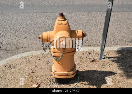 Vue de face borne d'incendie jaune en Arizona. Banque D'Images