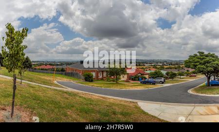 28 Frederick Rise, Narre Warren South, Victoria, Australie.20 janvier 2014.Promenade estivale dans la banlieue de Melbourne, Narre Warren South. Banque D'Images