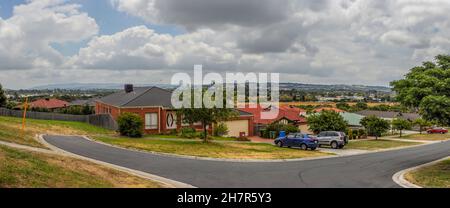 28 Frederick Rise, Narre Warren South, Victoria, Australie.20 janvier 2014.Promenade estivale dans la banlieue de Melbourne, Narre Warren South. Banque D'Images