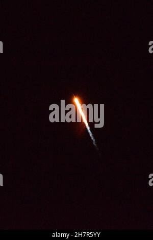 Une fusée Falcon 9 monte en orbite la nuit. Banque D'Images