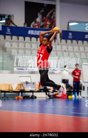 Estelle Nze Minko de France pendant la formation de l'équipe française de handball le 24 novembre 2021 à la Maison du Handball à Créteil, France - photo Antoine Massinon / A2M Sport Consulting / DPPI Banque D'Images