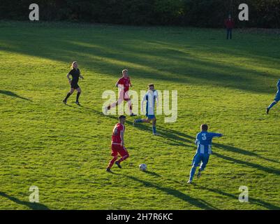 Le dimanche après-midi, football amateur en plein soleil au campus de Crichton, Dumfries, Écosse. Banque D'Images