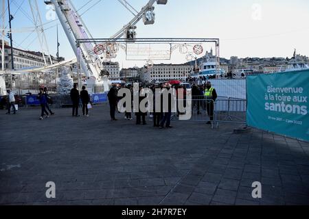 Marseille, France.20 novembre 2021.Une foule de gens est vue à l'entrée du marché de Noël et de la basilique notre-Dame de la Garde.1er jour du marché de Noël avec passe sanitaire obligatoire dans le Vieux-Port de Marseille (Vieux-Port de Marseille) au quai de la Fraternité avec une quarantaine de chalets.Il est ouvert au public du 20 novembre 2021 au 2 janvier 2022.Crédit : SOPA Images Limited/Alamy Live News Banque D'Images