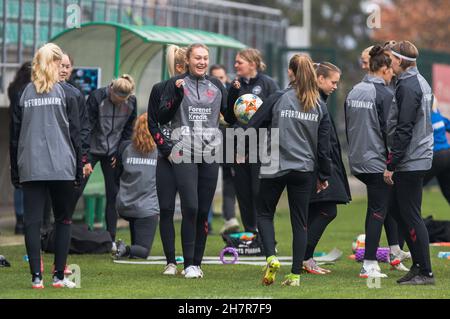 Zenica, Bosnie-Herzégovine, 24 novembre 2021.Les joueurs du Danemark se réchauffent lors de la session de formation des femmes du Danemark à Zenica.24 novembre 2021.Crédit : Nikola Krstic/Alay Banque D'Images