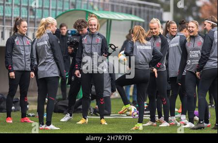 Zenica, Bosnie-Herzégovine, 24 novembre 2021.Les joueurs du Danemark se réchauffent lors de la session de formation des femmes du Danemark à Zenica.24 novembre 2021.Crédit : Nikola Krstic/Alay Banque D'Images