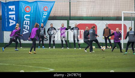 Zenica, Bosnie-Herzégovine, 24 novembre 2021.Les joueurs du Danemark se réchauffent lors de la session de formation des femmes du Danemark à Zenica.24 novembre 2021.Crédit : Nikola Krstic/Alay Banque D'Images