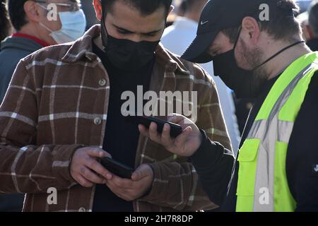 Marseille, France.20 novembre 2021.Un travailleur vérifie un passe de santé à l'entrée du marché de Noël.Mis en place par le gouvernement français au début de l'été 2021, le passe santé est attribué aux personnes qui ont reçu toutes les doses de vaccin contre Covid-19 leur permettant d'accéder aux bars, restaurants, cinémas, théâtres, musées,parcs attractions, zoos, foires, bus interrégionaux ou avions et trains longue distance, ainsi que quelques centres commerciaux.1er jour du marché de Noël avec passe santé obligatoire dans le Vieux-Port de Marseille (Vieux-Port de Marseille) au Quai de la FR Banque D'Images