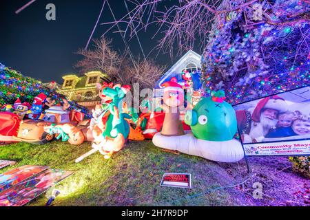 DYKER HEIGHTS, NY - 6 DÉCEMBRE 2018 : décoration de Noël d'une maison à Dyker Heights.C'est la plus petite zone de maisons qui sont décorées pour Banque D'Images