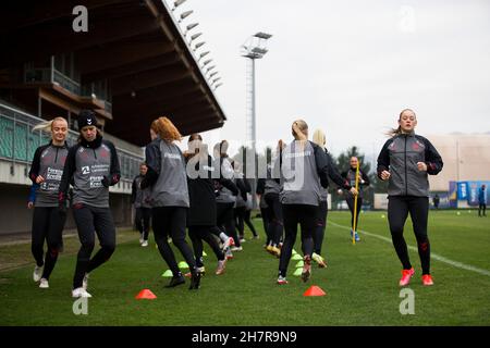 Zenica, Bosnie-Herzégovine, 24 novembre 2021.Les joueurs du Danemark se réchauffent lors de la session de formation des femmes du Danemark à Zenica.24 novembre 2021.Crédit : Nikola Krstic/Alay Banque D'Images