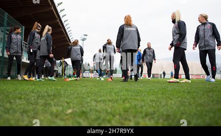 Zenica, Bosnie-Herzégovine, 24 novembre 2021.Les joueurs du Danemark se réchauffent lors de la session de formation des femmes du Danemark à Zenica.24 novembre 2021.Crédit : Nikola Krstic/Alay Banque D'Images