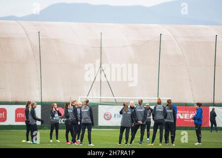 Zenica, Bosnie-Herzégovine, 24 novembre 2021.Les joueurs du Danemark se réchauffent lors de la session de formation des femmes du Danemark à Zenica.24 novembre 2021.Crédit : Nikola Krstic/Alay Banque D'Images