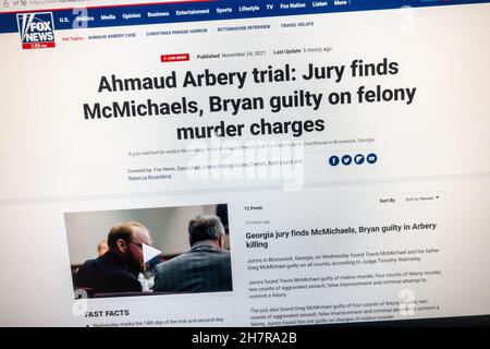 Capture d'écran du site Web de Fox News à la suite des verdicts « coupables » dans le procès de meurtre d'Ahmaud Arbery le 24 novembre 2021. Banque D'Images