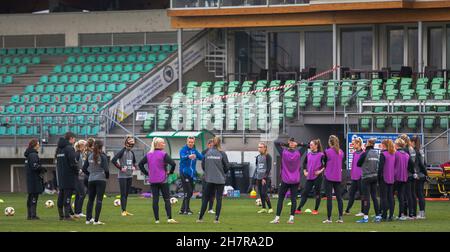 Zenica, Bosnie-Herzégovine, 24 novembre 2021.Les joueurs du Danemark se réchauffent lors de la session de formation des femmes du Danemark à Zenica.24 novembre 2021.Crédit : Nikola Krstic/Alay Banque D'Images