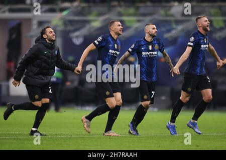 Milan, Italie, le 24 novembre 2021.Edin Dzeko du FC Internazionale célèbre avec ses coéquipiers Hakan Calhanoglu, Marcelo Brozovic et Milan Skriniar, après le coup d'envoi final du match de l'UEFA Champions League à Giuseppe Meazza, Milan.Crédit photo à lire: Jonathan Moscrop / Sportimage crédit: Sportimage / Alay Live News Banque D'Images