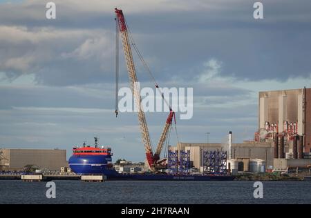 HARTLEPOOL, ROYAUME-UNI - 11 septembre 2021 : un tablier porte-charge lourde pour les éoliennes appartenant à United Wind Logistics, Royaume-Uni Banque D'Images