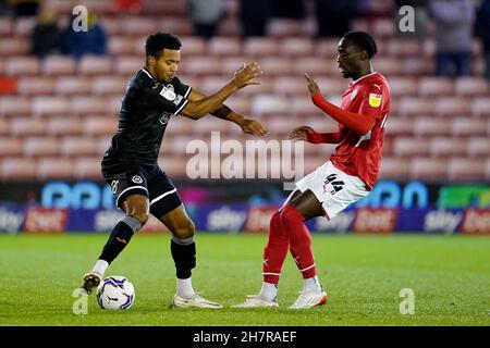 Barnsley Devante Cole en action avec Korey Smith de Swansea City lors du match de championnat Sky Bet au stade Oakwell, Barnsley.Date de la photo: Mercredi 24 novembre 2021. Banque D'Images