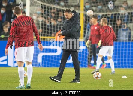 24 novembre 2021, Belgique, Brügge: Football: Ligue des Champions, FC Brugge - RB Leipzig, Groupe Stage, Groupe A, Matchday 5, Stade Jan Breydel.Achim Beierlorzer, entraîneur adjoint de Leipzig, est sur le terrain avant le match.Jesse Marsch, entraîneure de Leipzig, a été testée positive pour Covid-19.Photo: Bernd Thissen/dpa Banque D'Images