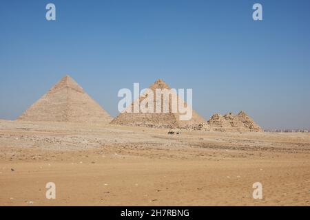 Vue sur Khafre, Menkaure et les pyramides de Queens depuis le désert.Plusieurs cavaliers dans le cadre. Banque D'Images