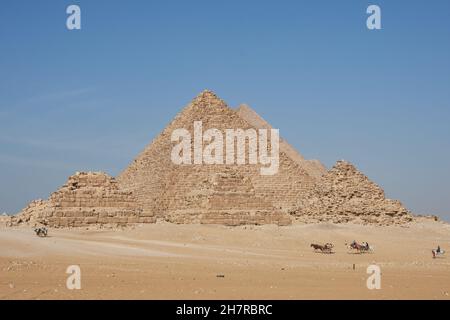 Grande Grande Pyramide (Cheops) et la Pyramide de Khafre derrière la Pyramide de Menkaure et les pyramides de Queens à Gizeh Banque D'Images