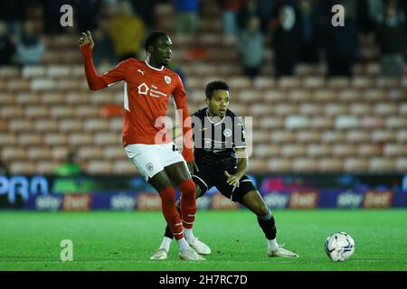 Barnsley, Royaume-Uni.24 novembre 2021.Devante Cole de Barnsley (à gauche) et Korey Smith de Swansea City se battent pour le ballon lors du match de championnat Sky Bet à Oakwell, Barnsley.Crédit photo devrait lire: Isaac Parkin/Sportimage crédit: Sportimage/Alay Live News Banque D'Images