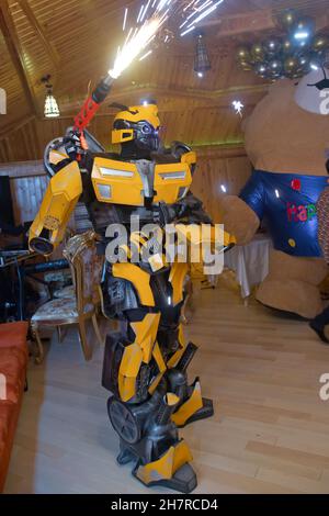 Azerbaïdjan Bakou .26.11.2020 .La réplique de Bumblebee robot fait à partir de fer partie d'une exposition de voiture à Thung Bua Chom marché flottant .Yellow robot Tran Banque D'Images