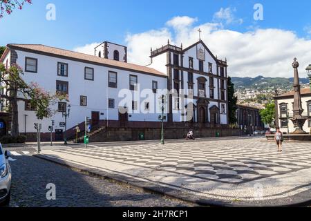 FUNCHAL, PORTUGAL - 29 AOÛT 2021 : c'est l'édifice et l'église du Collège de l'ordre des Jésuites (17 siècle) sur la place municipale. Banque D'Images