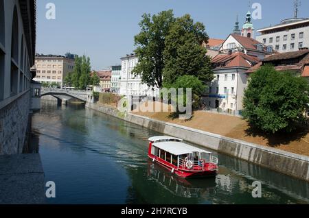 Bateau touristique rivière de Ljubljana Ljubljana Slovénie Banque D'Images