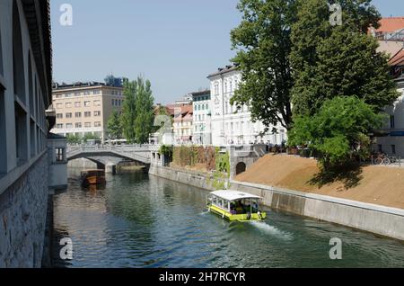 Bateau touristique rivière de Ljubljana Ljubljana Slovénie Banque D'Images