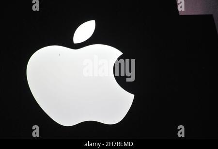 Copenhague/Danemark./23 novembre 2021/logo des produits Apple dans une pomme de grande qualité à Copenhague.(Photo..Francis Joseph Dean/Dean Pictures) Banque D'Images