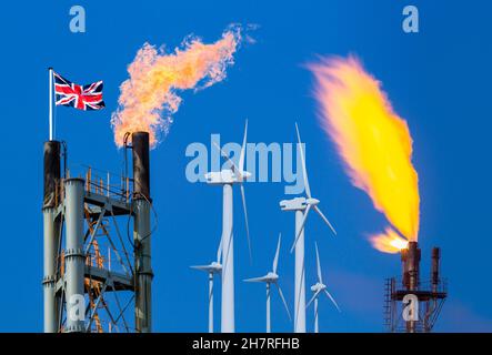 Centrale chimique et torches à gaz pour fours à coke avec éoliennes.Combustibles fossiles, changement climatique, réchauffement climatique, énergies renouvelables, pollution de l'air,Concept Royaume-Uni Banque D'Images