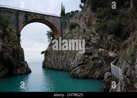 Pont Fiordo di Fur et mer méditerranée (Fjord de Fur) , un bel endroit caché dans la province de Salerne , côte amalfitaine, Italie Banque D'Images