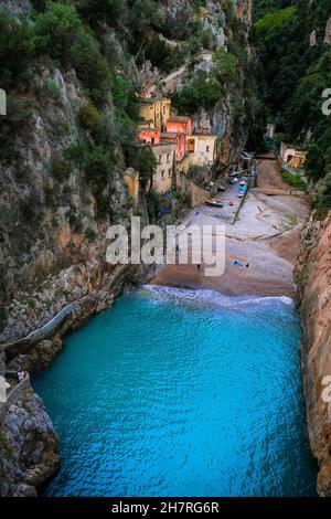 Fiordo di Fur Beach (Fjord de Fur) vu du pont, un endroit inhabituel et magnifique caché dans la province de Salerne, région Campanie, Italie Banque D'Images