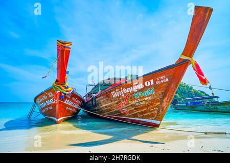 Les bateaux à longue queue en bois thaïlandais sont un moyen de transport touristique populaire, utilisant pour de courts voyages en mer autour des îles voisines, Ko Mor dans la région de Krabi, en Thaïlande Banque D'Images