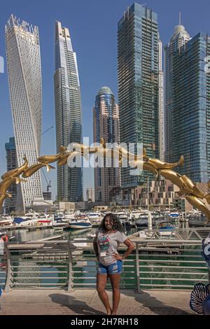 Touriste américain posant pour des photos Dubai Marina eau Banque D'Images