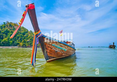 AO NANG, THAÏLANDE - 26 AVRIL 2019: L'ancien bateau traditionnel à longue queue de bois décoré de rubans colorés amarrés sur la plage de Krabi station, sur Un Banque D'Images