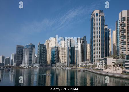 Immeubles d'appartements en hauteur au bord de l'eau Dubai Marina eau Banque D'Images