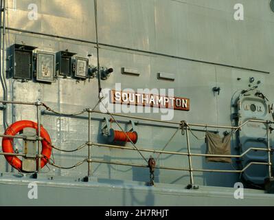 Nommez la plaque sur le HMS Southampton un destroyer de type 42 de la marine royale Banque D'Images